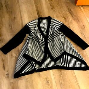Black and white cardigan sweater, brand Quinn, size M
